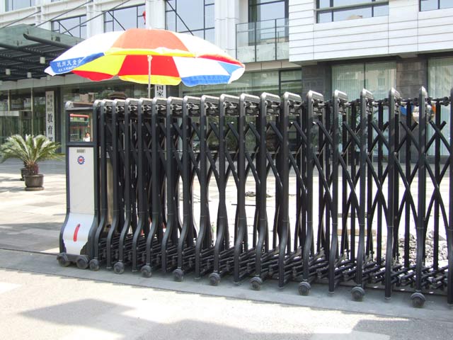 上海伸缩门在建筑行业中的应用非常广泛