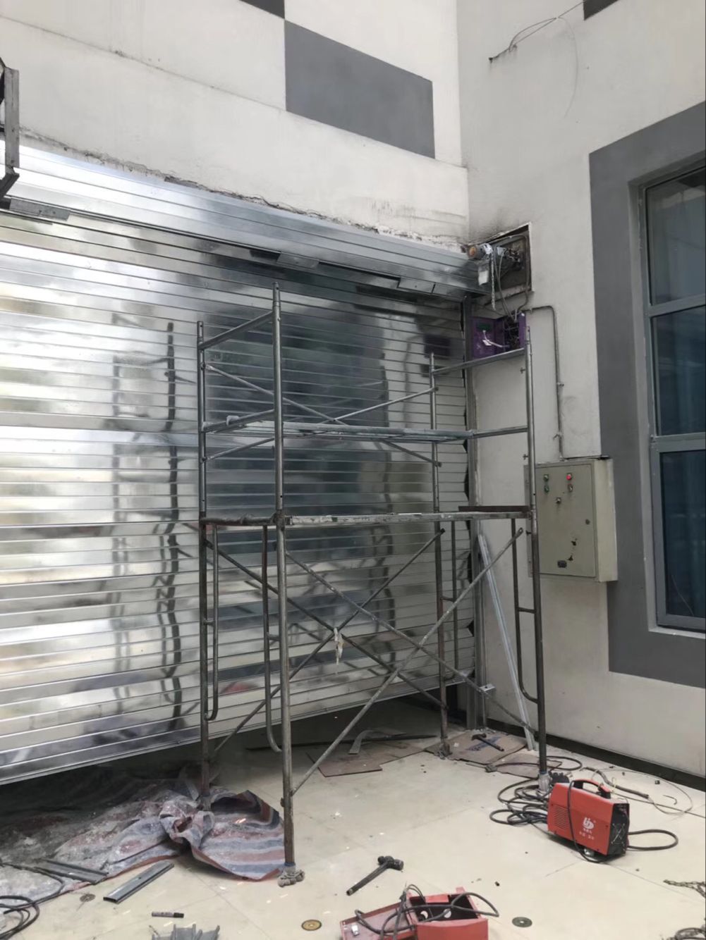 热烈祝贺交通路1933号上海商业学校防火卷帘门安装已完成。